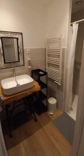 une salle de bain avec un lavabo blanc et un miroir dans l'établissement Chez Flo, à Sainte-Agnès