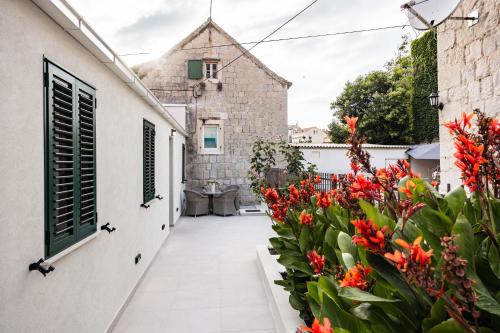 Un patio interior de una casa con flores. en Luxury City Center House, en Split