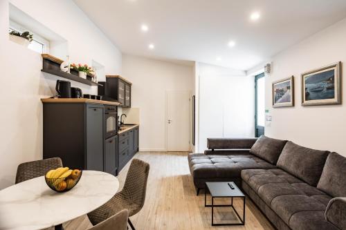 una sala de estar con un sofá y una mesa en Luxury City Center House, en Split