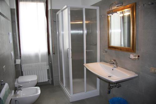 a bathroom with a sink and a shower and a toilet at Trilocale Ferruccio in Baveno