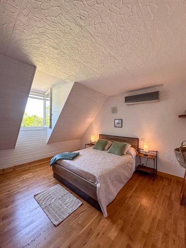 - une chambre mansardée avec un lit et 2 lampes dans l'établissement Chambres à louer à la Villa l idéale, à Laubanie