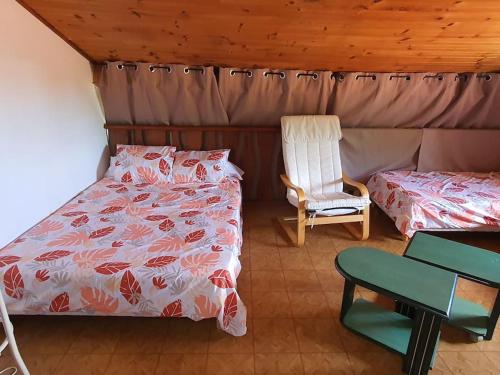 une chambre avec un lit, une chaise et un bureau dans l'établissement Villa avec piscine chauffée proche Toulouse centre, à LʼUnion