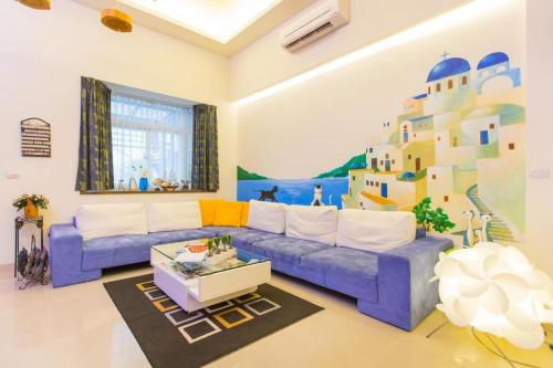 a living room with a purple couch and a mural at 巴黎Villa 主題派對K歌 BBQ 麻將包棟 in Luodong