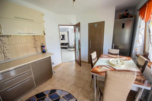 MintiaにあるCasa Royalのテーブルと椅子のあるキッチンとダイニングルーム