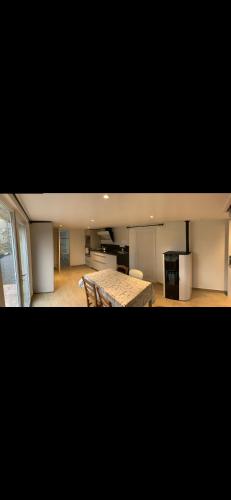 un salon avec une table et une cuisine dans l'établissement Maison 3 à 5 Personne, à Marigny