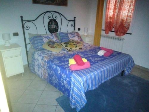 a bedroom with a bed with toys on it at Appartamento Vacanze Malù in Moneglia