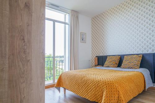 une chambre avec un lit et une grande fenêtre dans l'établissement Hyper centre vue bords Loire #confort #luxe, à Tours