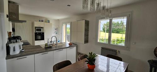 Photo de la galerie de l'établissement Maison à la campagne avec transport jusqu'au circuit des 24h, à Souligné-Flacé