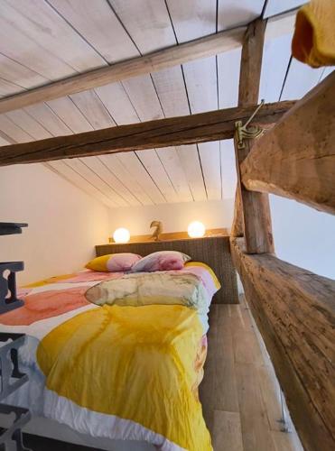 une chambre avec deux lits superposés dans une pièce dans l'établissement Maison du Pont Canal, à Agen