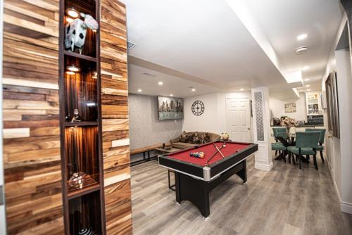 Una sala de estar con una mesa de billar. en Luxury 2BR Guest Suite, en Vaughan