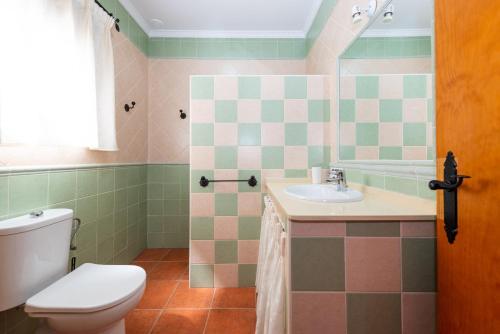 a bathroom with a toilet and a sink at Matilde&Leire in Barbate
