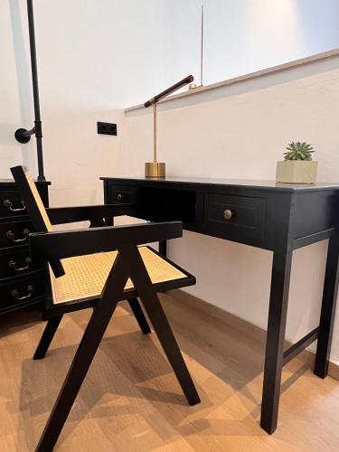 a black desk with a chair and a lamp at Modern Stay I Cosy & Central Apartments in Koblenz