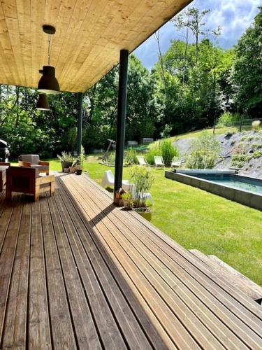 Maison en bois au calme piscine
