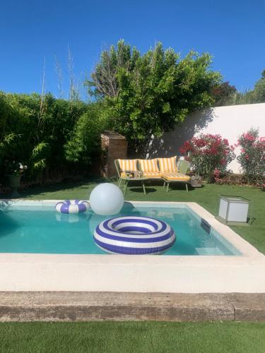 - une piscine avec un frisbee dans une cour dans l'établissement Villa Boho Cassis, à Cassis
