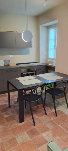 a room with a table and chairs in a kitchen at Buca 20, tranquillità in  Tassarolo