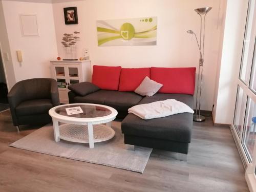 een woonkamer met een bank en een tafel bij Ostseetraum in Ostseebad Koserow