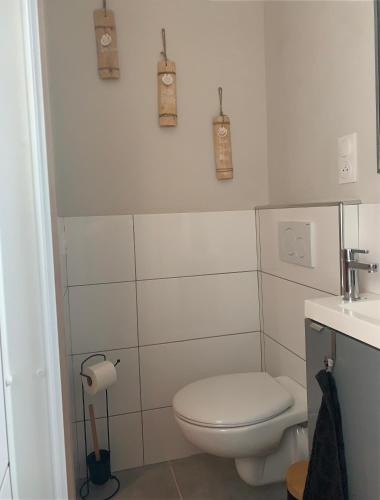 une salle de bain blanche avec des toilettes et un lavabo dans l'établissement Le nid, à Bourg-lès-Valence