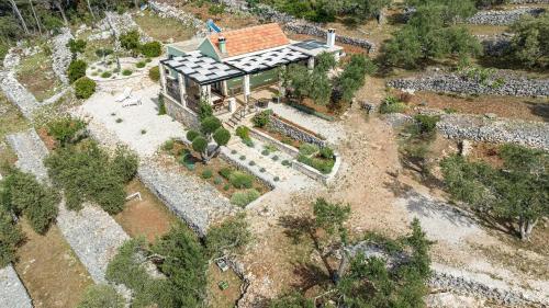 Το κτήριο όπου στεγάζεται  η παραθεριστική κατοικία