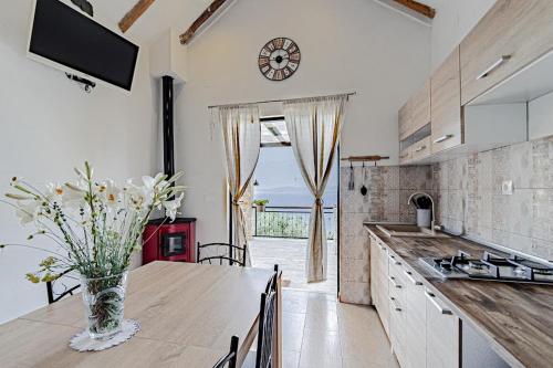 Η κουζίνα ή μικρή κουζίνα στο Authentic Stone House Piece of Heaven