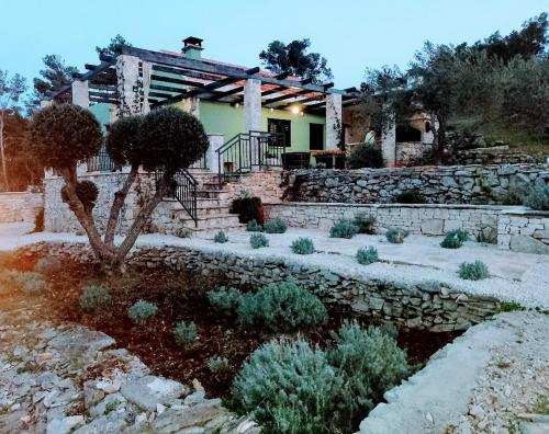 Κήπος έξω από το Authentic Stone House Piece of Heaven