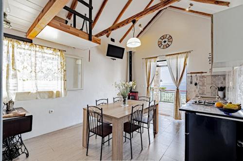Η κουζίνα ή μικρή κουζίνα στο Authentic Stone House Piece of Heaven