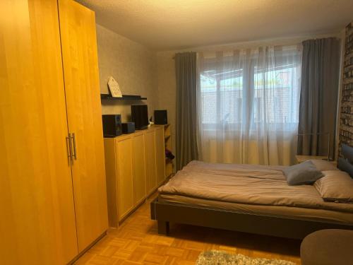a bedroom with a bed and a window at Gemütliche Wohnung Kölner Norden in Cologne