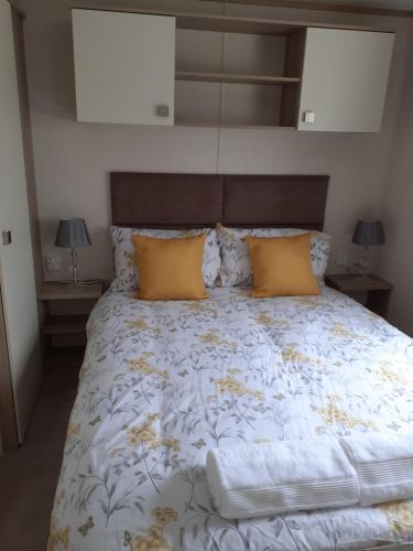 En eller flere senge i et værelse på 2 bed 2 ensuite Holiday Home