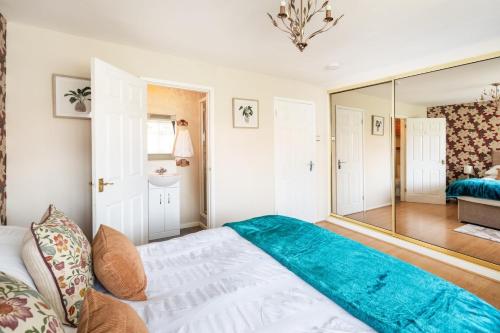 Fotografie z fotogalerie ubytování Spacious 5 bedroom, 2 Living Room, Games Room v destinaci Wolverhampton