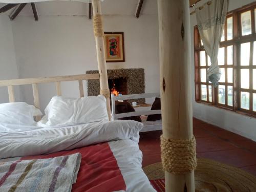 een slaapkamer met 2 stapelbedden en een open haard bij Eco Farm in Karatu