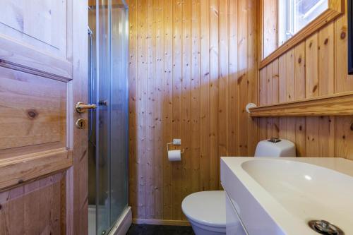 Bilik mandi di Cozy cottage house located at Golden Circle