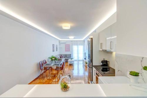 Koukaki lux 2BD 1master ap next to Acropolis