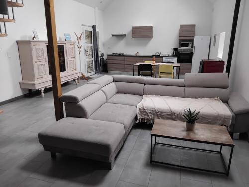 un salon avec un canapé et une table dans l'établissement Ti Guernevez - Le Cottage, à Briec