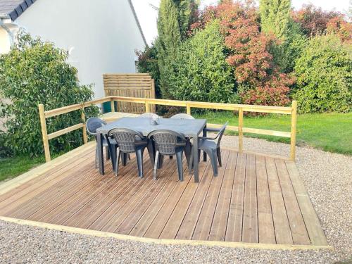 Un balcón o terraza en Gîte neuf avec jardin, forêt et étang