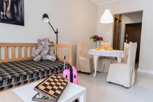 Habitación con cama y tablero de ajedrez en Skorzęcin Pachnie Miętą, en Skorzęcin