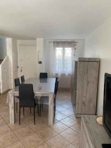 une salle à manger avec une table et des chaises dans l'établissement Maisons de Bellet NICE, à Nice