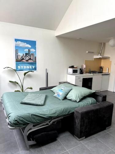 une chambre avec un lit dans une pièce dans l'établissement Petite maison indépendante, à La Chapelle-des-Fougeretz