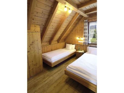 フロイデンシュタットにあるKienberg - Landhaus Anjaの木造家屋内のベッドルーム(ベッド2台付)