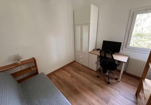 - une chambre avec un bureau, un ordinateur et un lit dans l'établissement Un appartement lumineux, à Aix-en-Provence