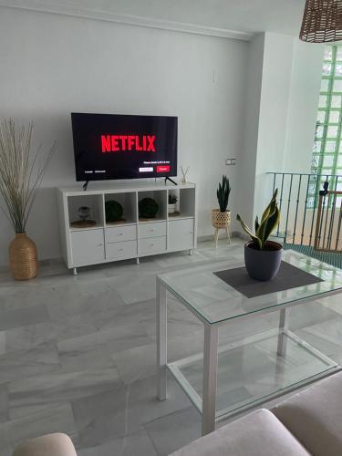 Televízia a/alebo spoločenská miestnosť v ubytovaní Duplex Torremolinos Suite