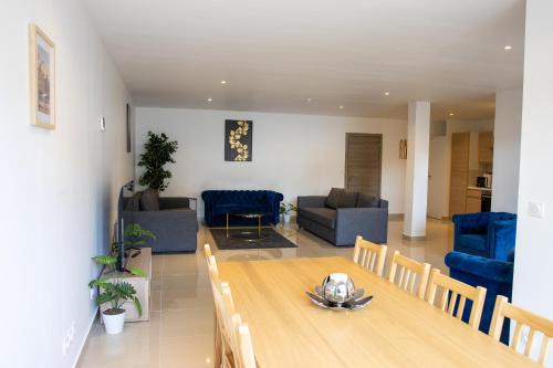 a dining room and living room with a table and chairs at Residence VELOURS avec terrasse , jardin et parking in Champigny-sur-Marne