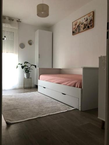 une chambre avec un lit avec une couverture rose dans l'établissement Appart de luxe au design moderne, à Bezons