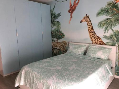 - une chambre dotée d'un lit avec une girafe sur le mur dans l'établissement Appart de luxe au design moderne, à Bezons