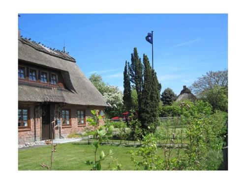 a house with a flag on top of a yard at Godewind Comfortable holiday residence in Nieby