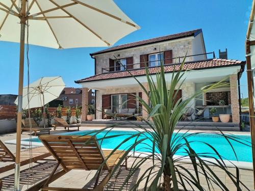 una villa con piscina y una casa en Rustic House Konfidenca, en Biograd na Moru