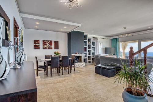 Ruang duduk di Villa Vardia-Amazing Seaviews with heated pool
