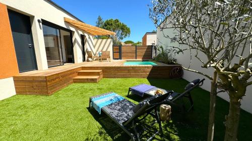 a backyard with a swimming pool and a house at DAYA LODGE. in LʼIsle-sur-la-Sorgue