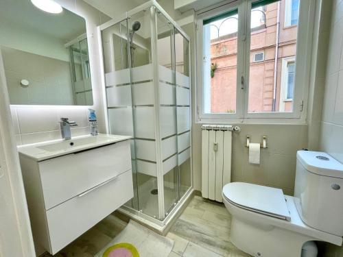 une salle de bain avec toilettes, lavabo et fenêtre dans l'établissement Cas'Azur, à Menton