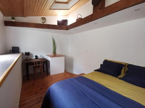 une chambre avec un lit et un bureau dans l'établissement Fourdray, à Cherbourg en Cotentin