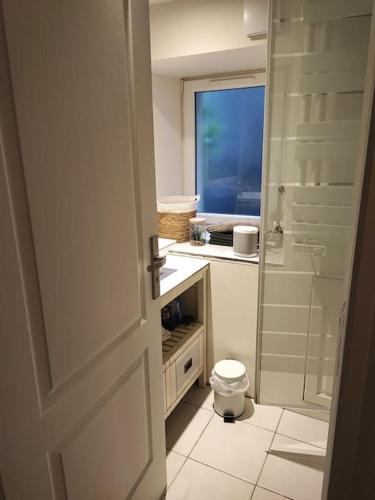une salle de bain avec une douche, des toilettes et un lavabo dans l'établissement Fourdray, à Cherbourg en Cotentin