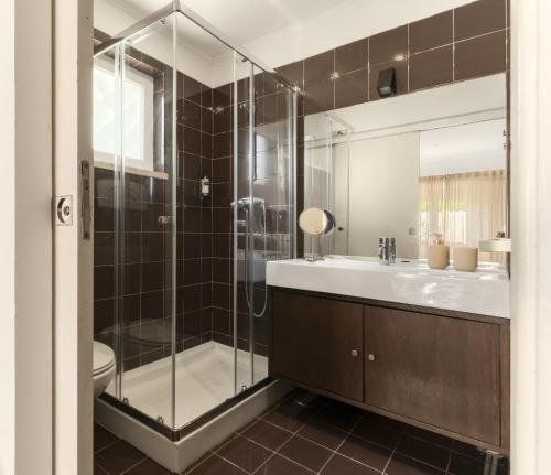 Un baño con ducha, lavabo e inodoro. en BFF - Beach Family and Friends, en Carcavelos